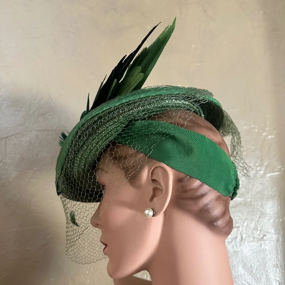 BREATHTAKING 1930s' GREEN STRAW TILT HAT - TWO-TONE FEATHER "WING" + VEIL - Picture 6 of 11